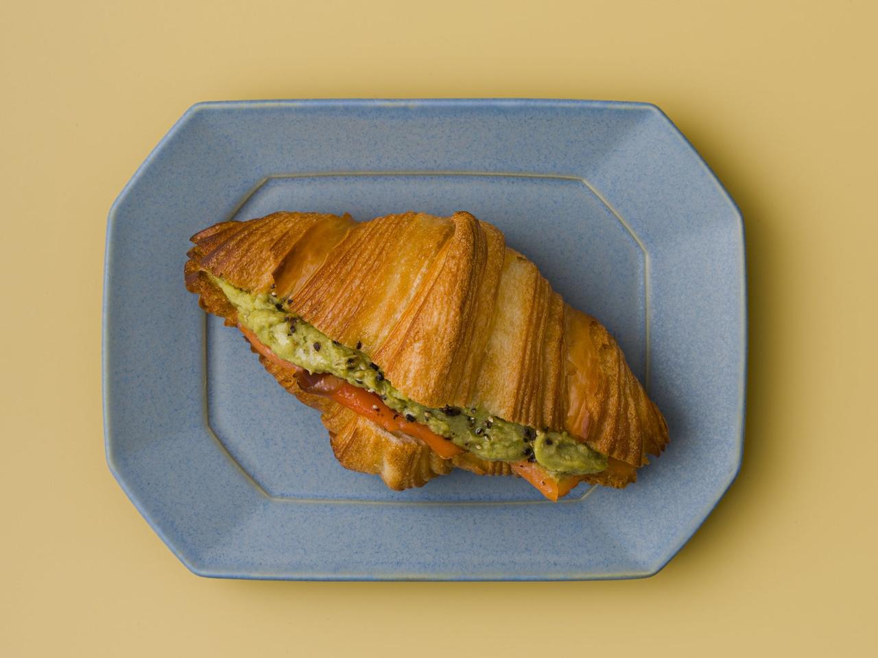 画像: 春薫るサーモンとアボカドのフムスクロワッサン