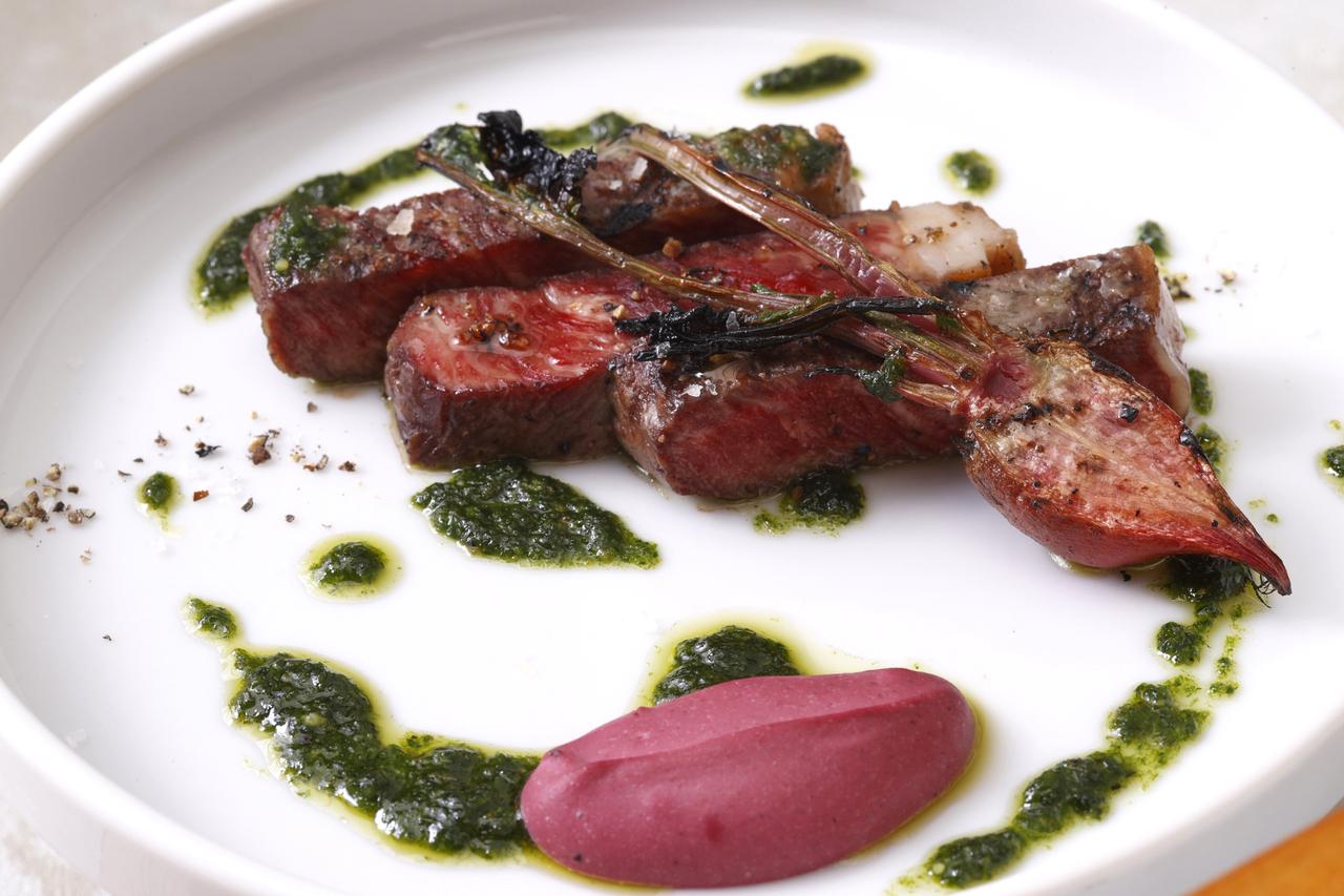 画像: 春バージョンは“木漏れ日のピクニック”がテーマ。特製木箱に広がるセイボリーとスイーツ