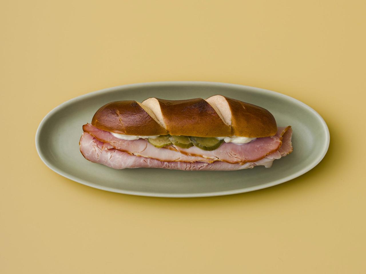 画像: 煉瓦窯でつくる特製スモークハムのラウゲンロール