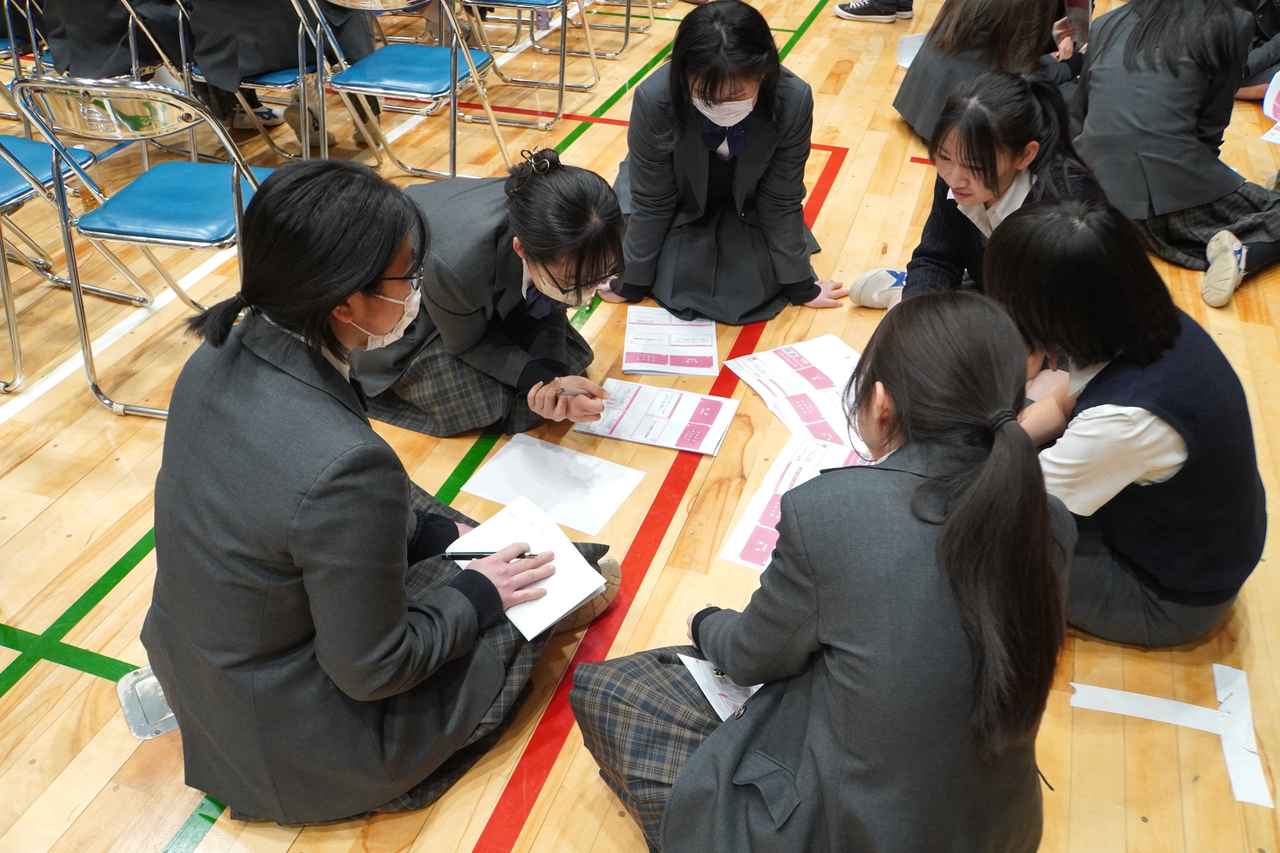 画像1: 周りと意見交換して話しやすい環境に