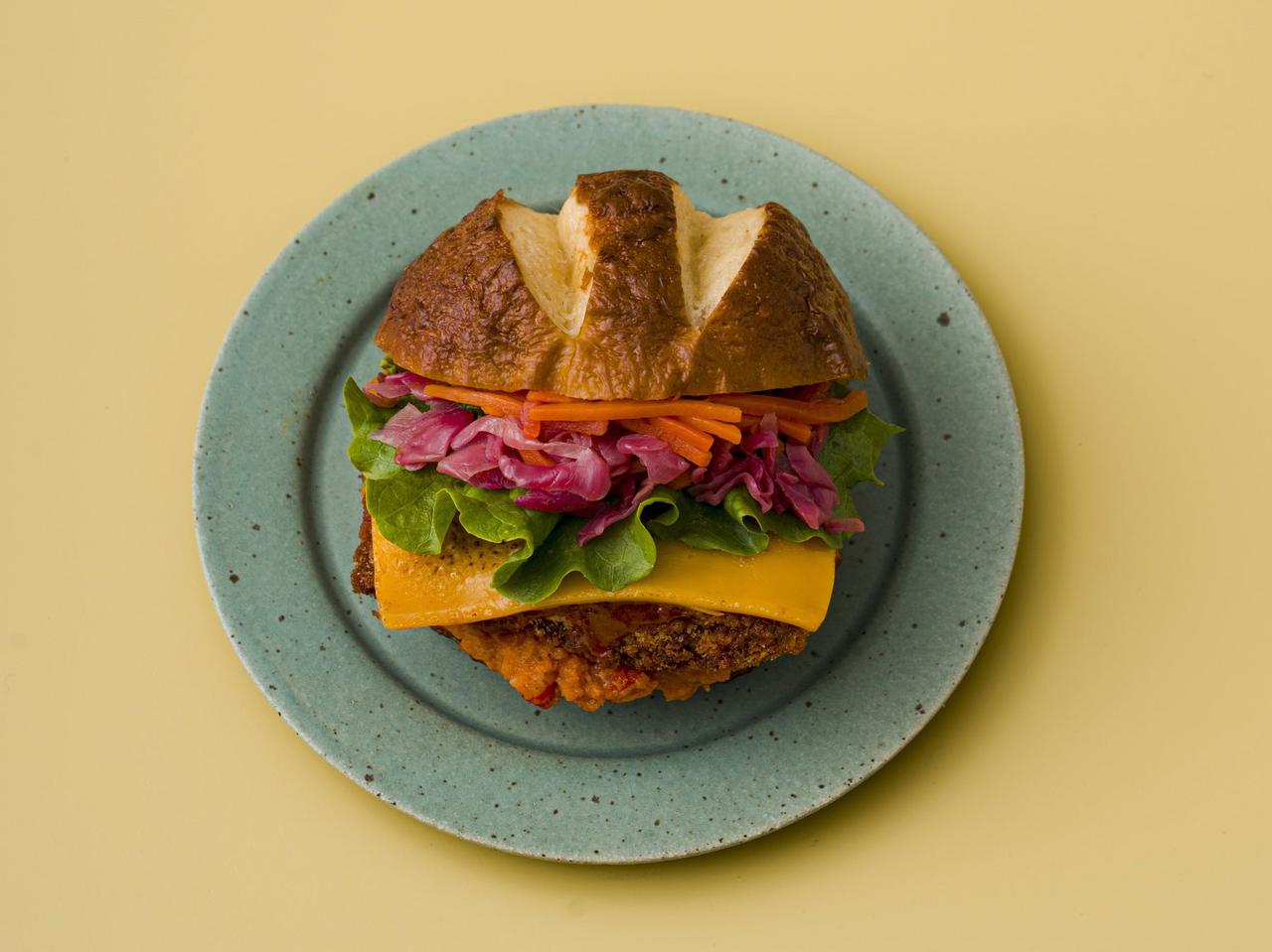 画像: トマトソース香る鯖カツプレッツェルバーガー ～特製リゾット仕立て～