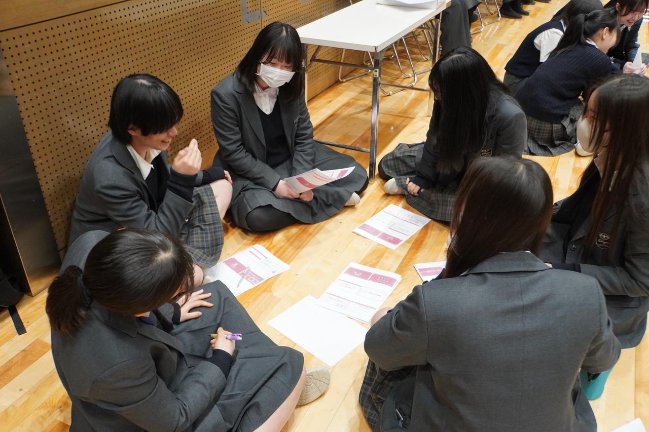 画像2: 周りと意見交換して話しやすい環境に