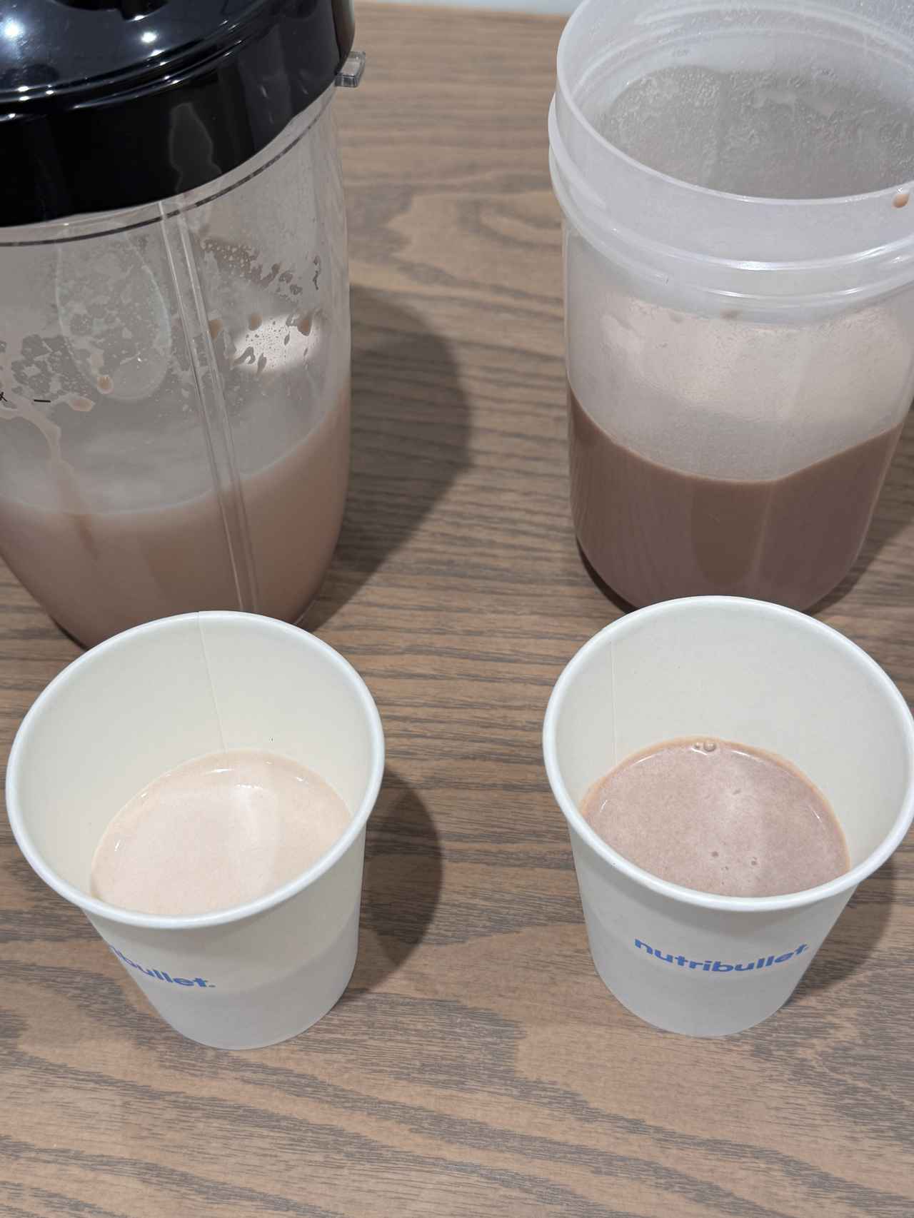 画像: 左）nutribullet PRO　右）ハンドシェイク プロテインの見た目・おいしさにも違いが！nutribullet PROで作ったプロテインは、ひと口飲んだ瞬間にわかるほどクリーミーでふわふわ。まるでシェイクのような軽さがあり、粉っぽさは一切感じませんでした。一方、ハンドシェイクで作ったものはどうしてもダマが残りやすく、舌に粉感が残る仕上がりに。同じプロテインでも、作り方ひとつでおいしさがまったく別物になることに驚かされました。