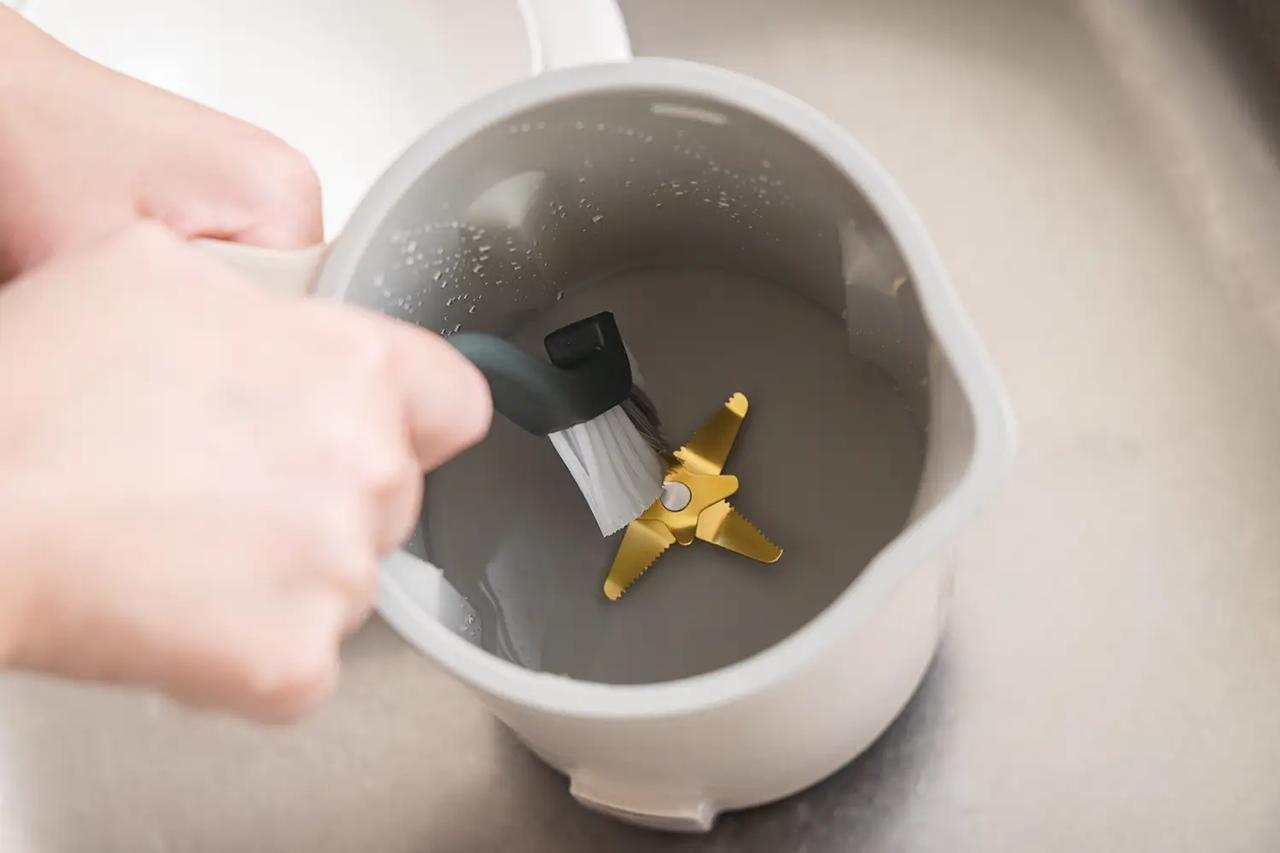 画像: 内部の「２層仕上げのなめらかセラミックコーティング」とチタンコーティングの8枚刃