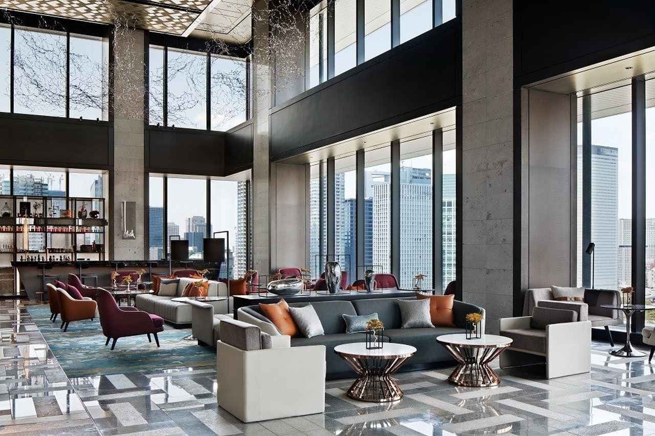 画像: 浜離宮の緑を望むラウンジで春のひととき