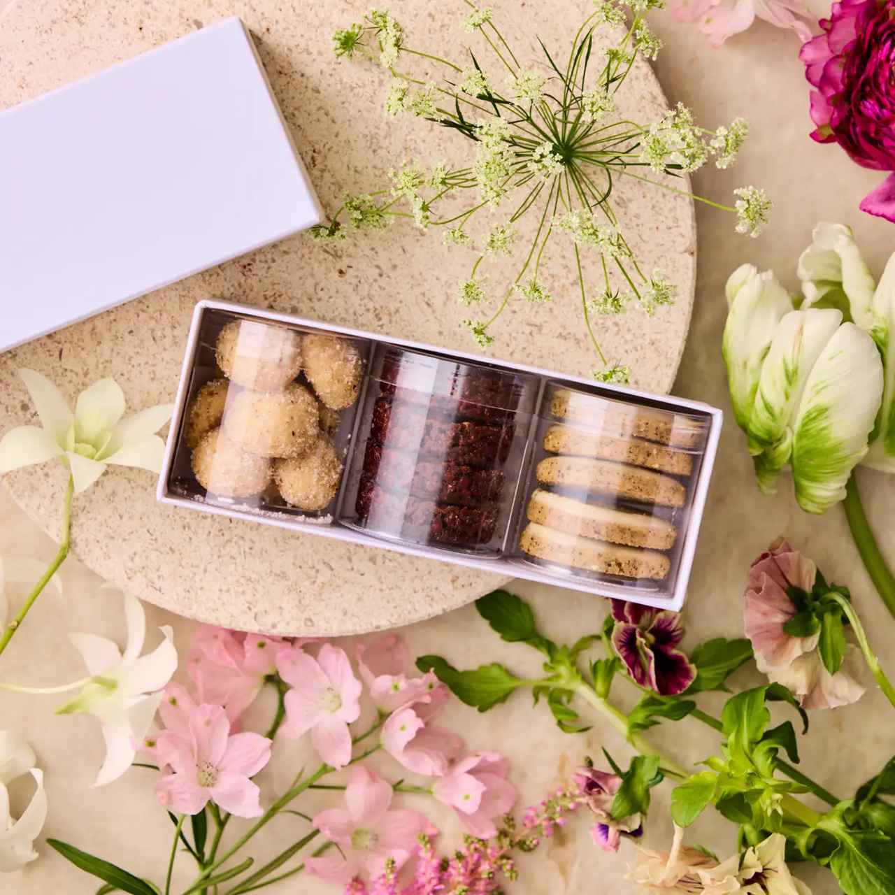 画像: 【3個箱】プチギフトボックス  ミニャルディーズ3個セット　価格 1,950円(税込) ＊詰め合わせ内容により価格は変動 ＊こちらの箱は有料（220円）にてご提供