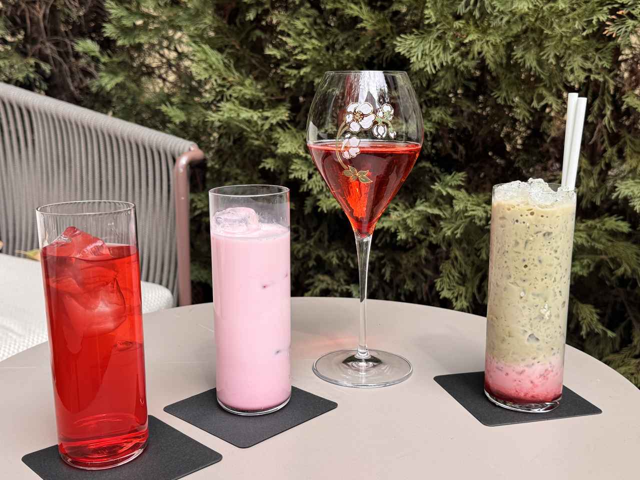 画像: * イチゴとバラのレモネード * イチゴのアイスラテ * イチゴとバラのノンアルコールスパークリング * イチゴの抹茶アイスラテ