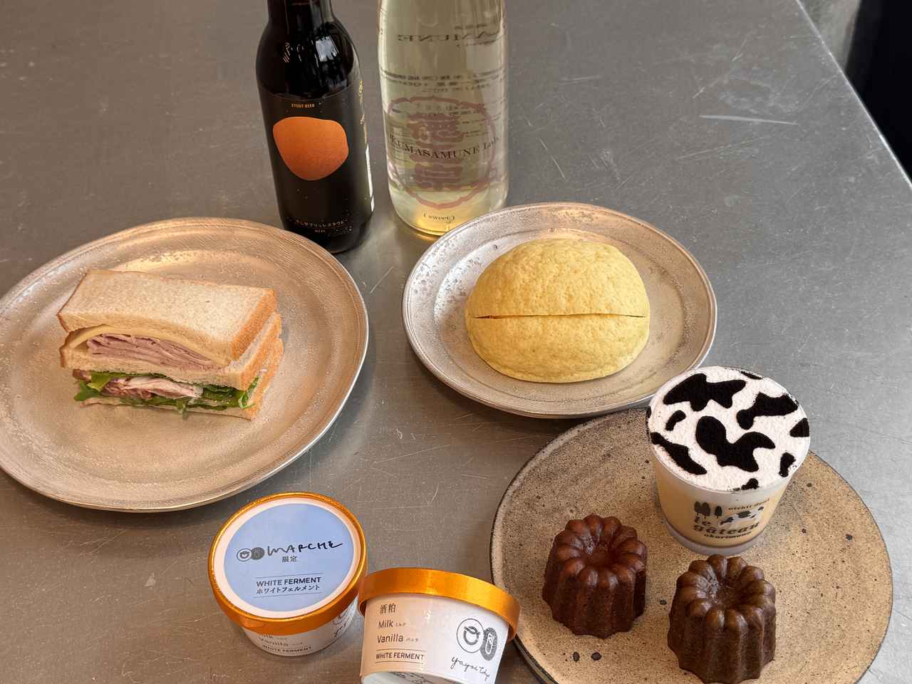 画像: 一日300個売れる地元でも大人気のメロンパンも購入できます。