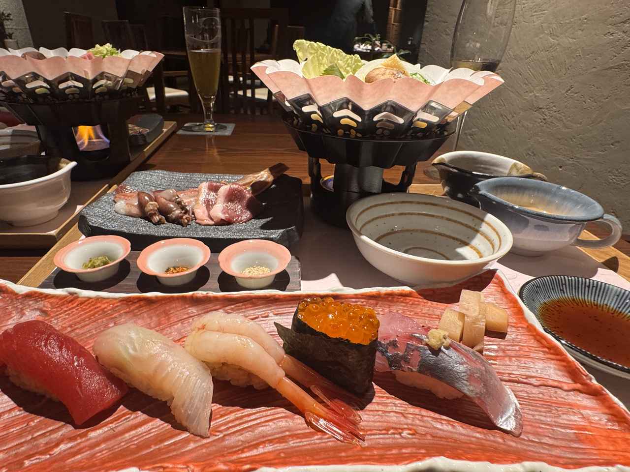 画像: 職人が握る寿司5貫と、春色デザートで締めくくり