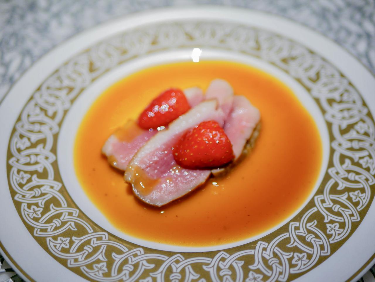 画像: 5皿目：国産鴨肉のロティを炭香仕立て。日本ミツバチの蜂蜜と苺のキャラメリゼを添えて。フォンドボー苺ソースに山原たんかんのフレーバー