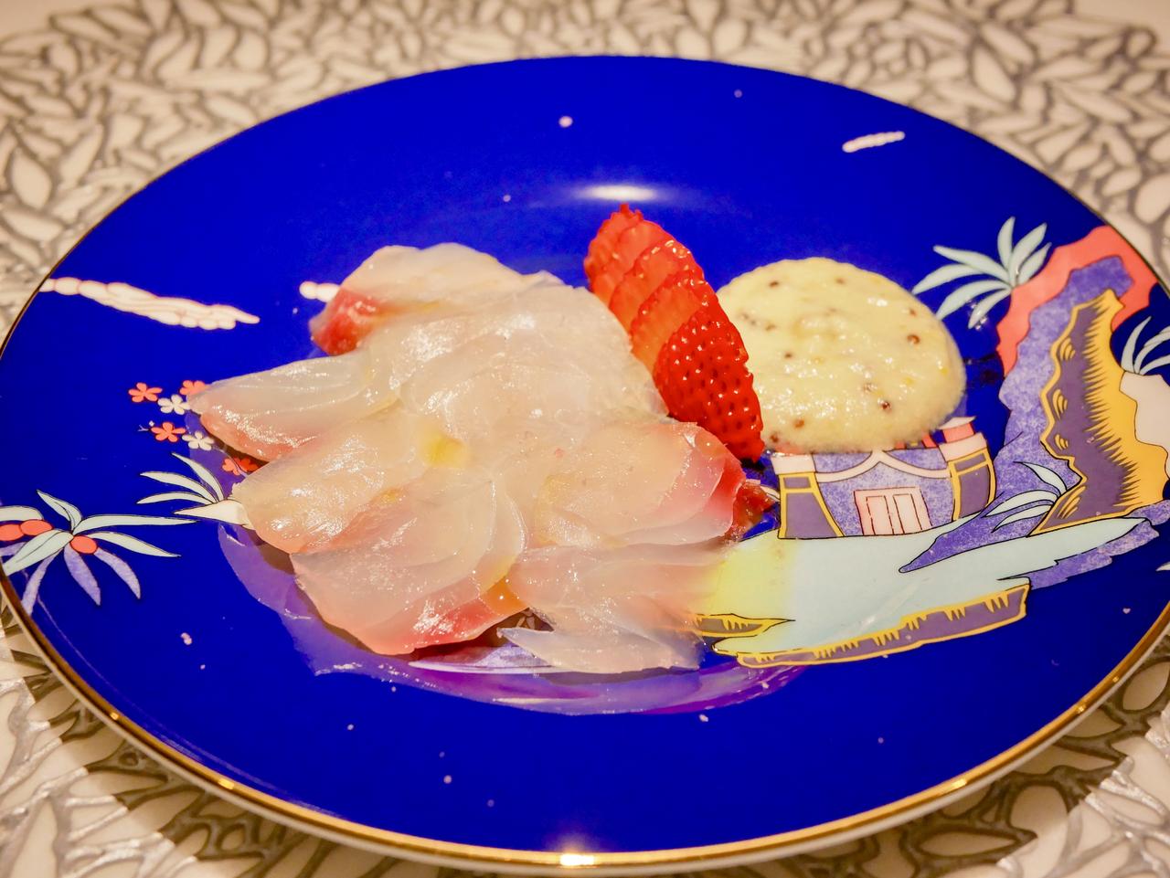 画像: 3皿目：真鯛の昆布締めカルパッチョ。苺と柚子のラビゴット和え。宮古島ハイビスカス塩の塩味