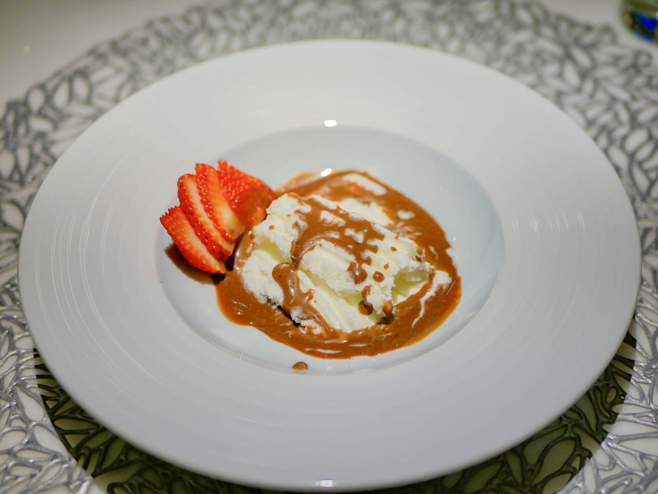 画像: デザート：おおくまベリーとバニラアイス。ミルクチョコレートのソース添え