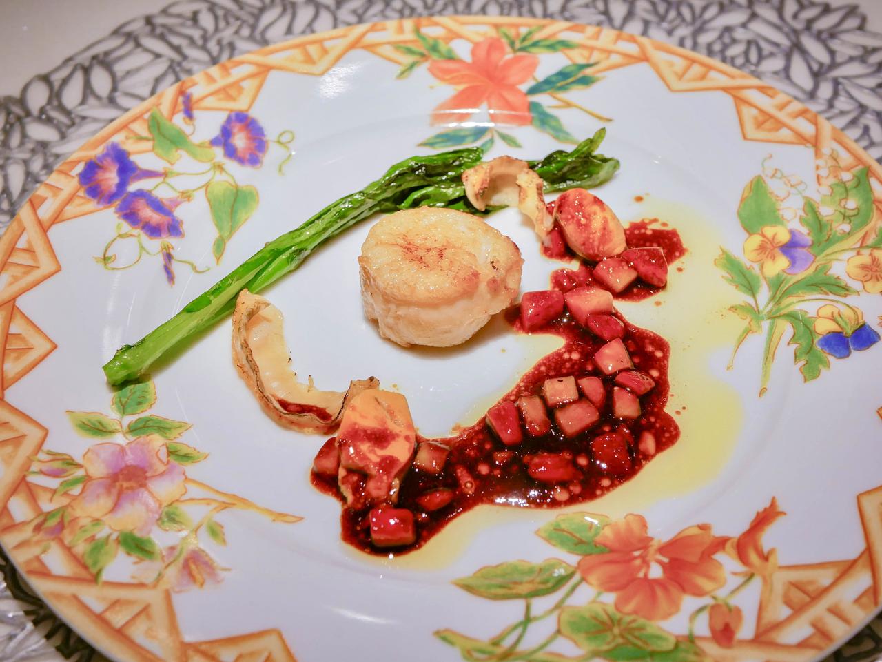 画像: 4皿目：噴火湾ホタテのムニエル。旬のお野菜のソテーと苺バルサミコソースで