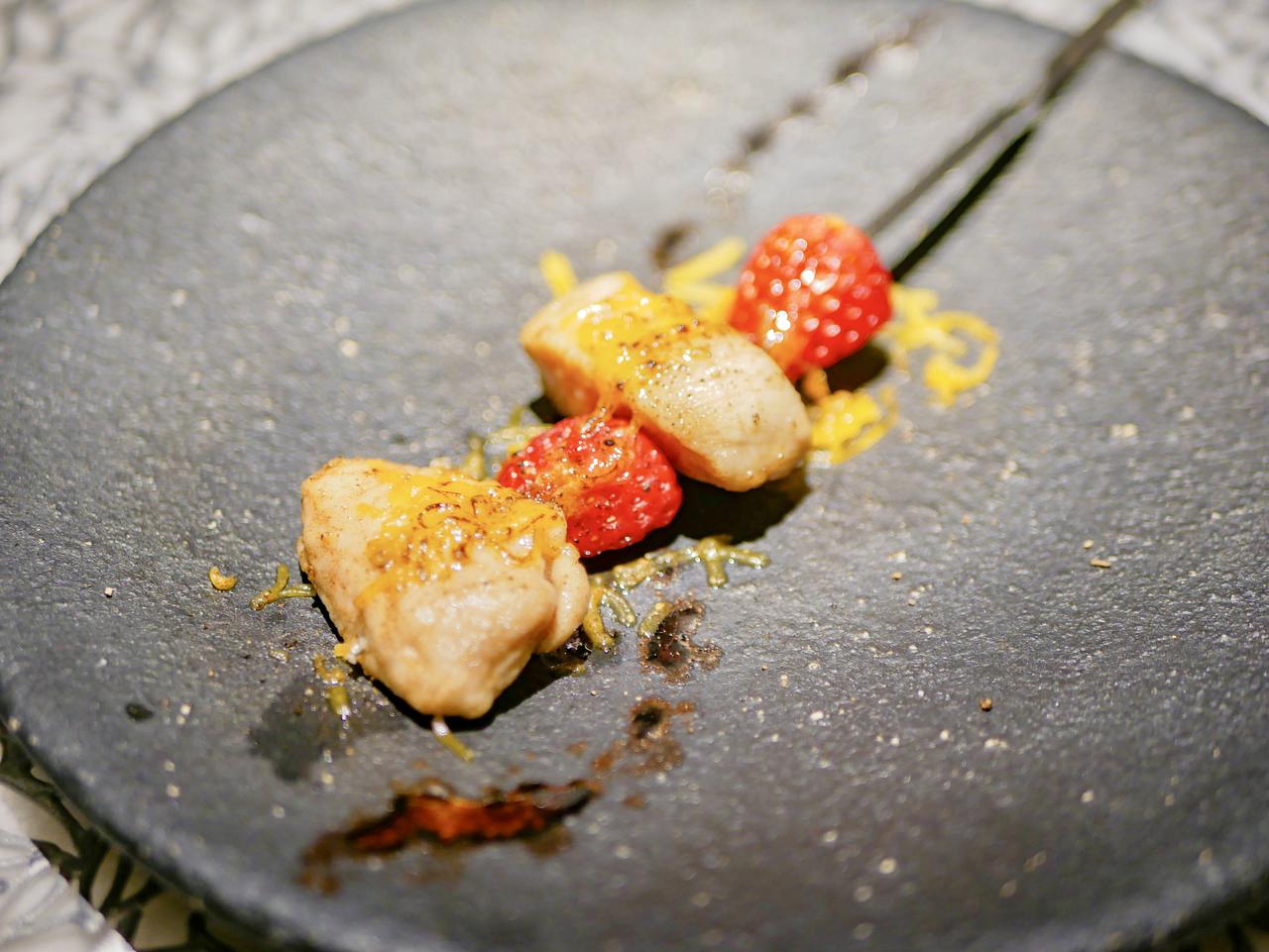 画像: 2皿目：苺と福島産伊達鶏のブロシェットスタイル。焦がしバターと黒胡椒の香り