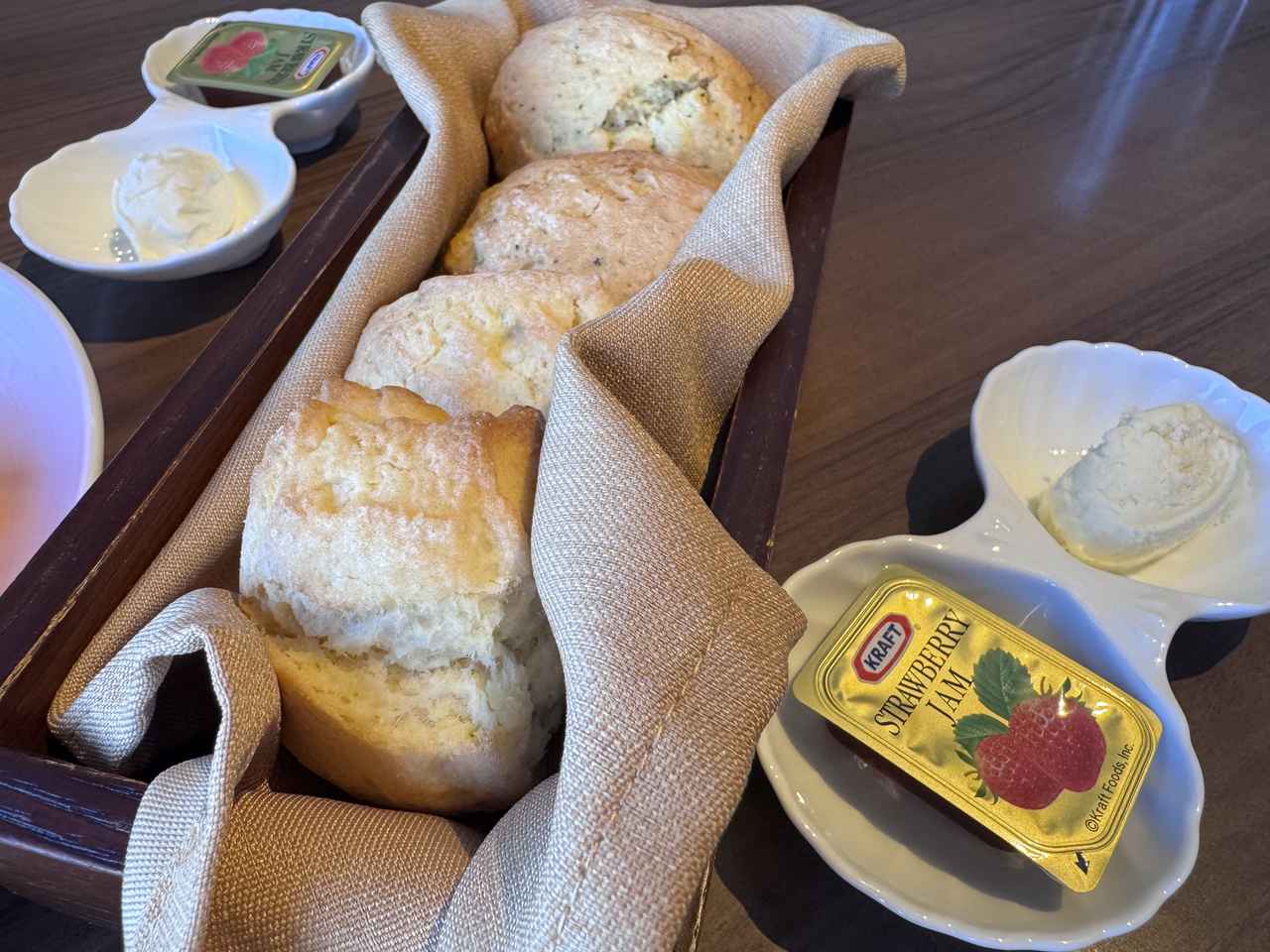 画像: 焼き立てスコーン