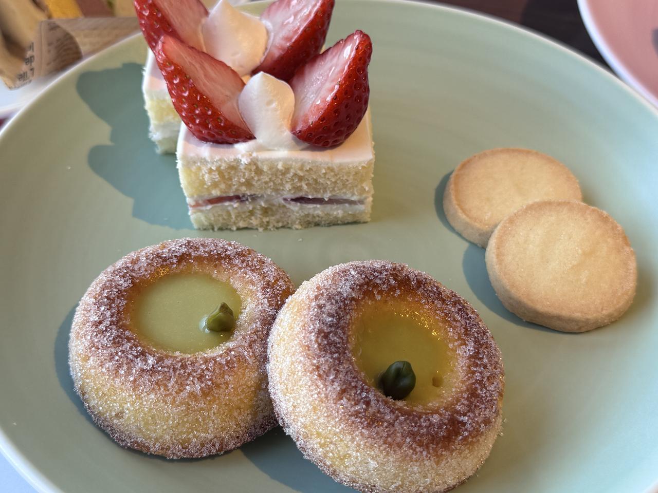 画像: ・フレジェ ・バニラクッキー ・ピスタチオソースのドーナッツ