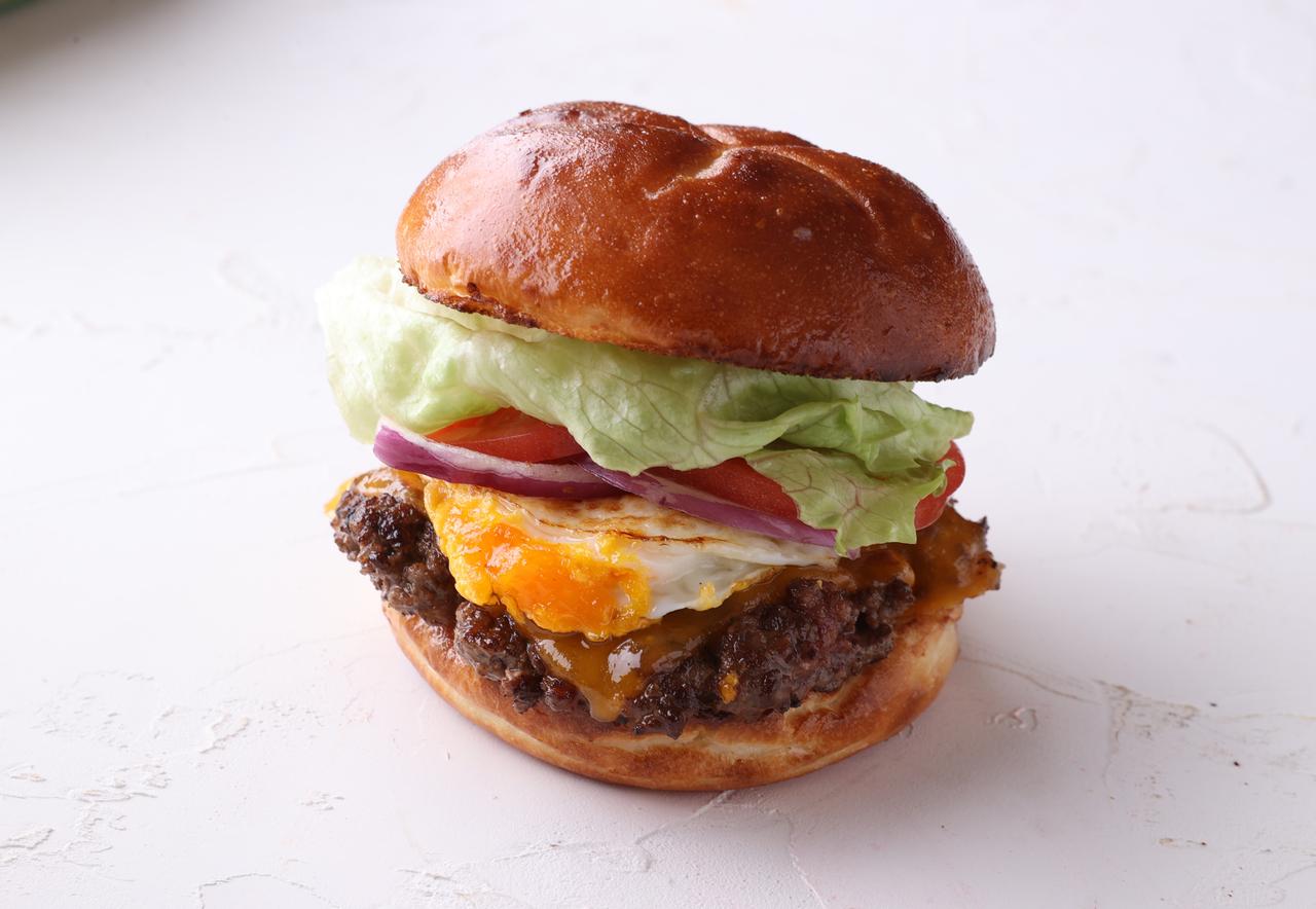 画像: だいちゃんのとろけるエッグチーズバーガー（販売店舗：Smashed Burger TOKYO、価格：1,380円）） ⓒRakuten Eagles