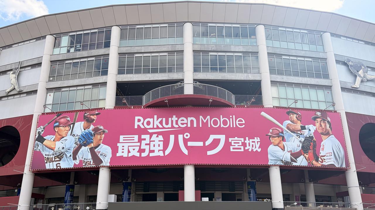 画像: （左側）＃6村林 一輝選手、＃1宗山 塁選手、＃11岸 孝之選手 （右側）＃32中島 大輔選手、＃9ルーク・ボイト選手、＃18前田 健太選手 ⓒRakuten Eagles