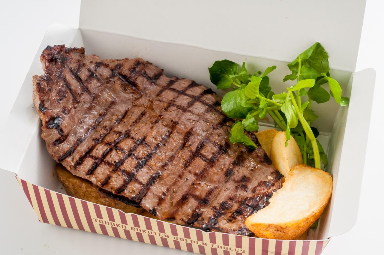 画像: 福島県産黒毛和牛のミニッツステーキ（販売店舗：EAGLES’NEST、価格2,000円） ⓒRakuten Eagles