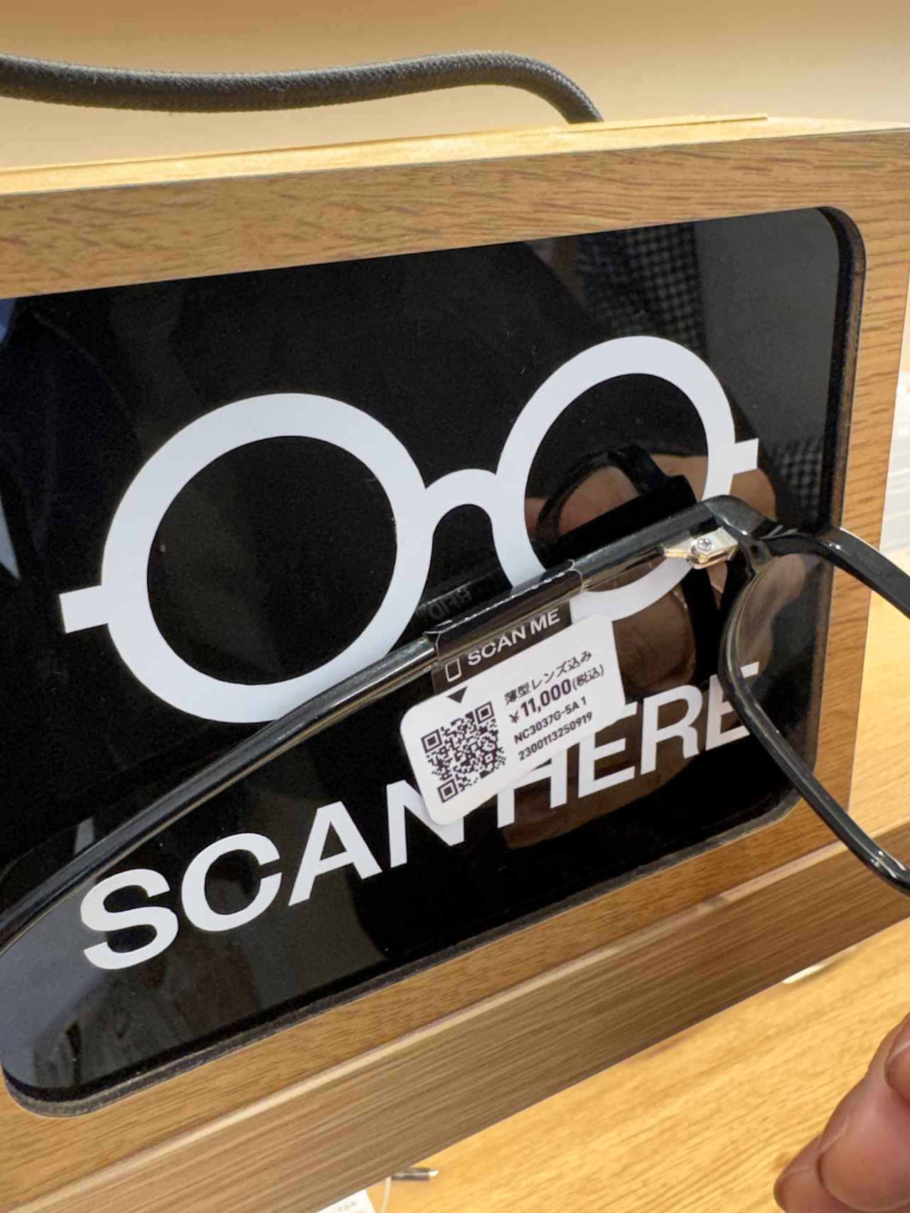 画像: 値札部分をかざすだけで商品情報及び試着が簡単に