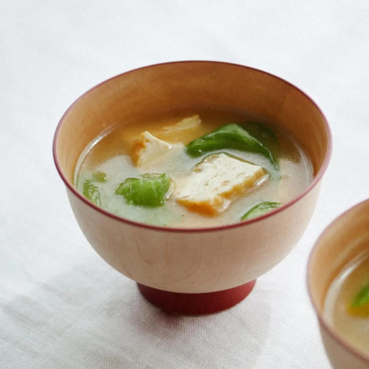 画像: 厚揚げとレタスの味噌汁  www.hikarimiso.co.jp