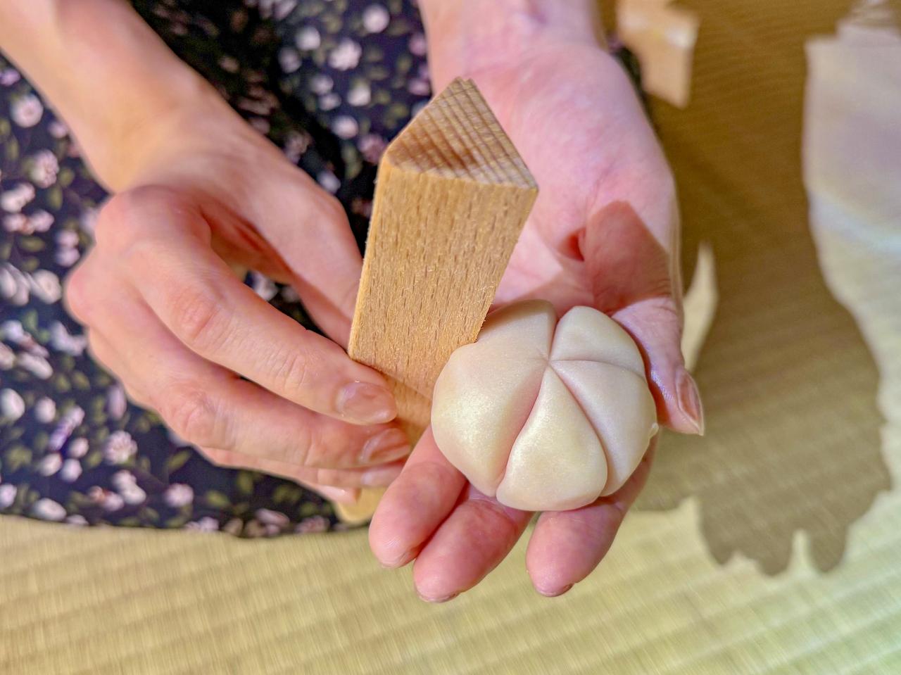 画像2: 桜をかたどる、練り切りづくり