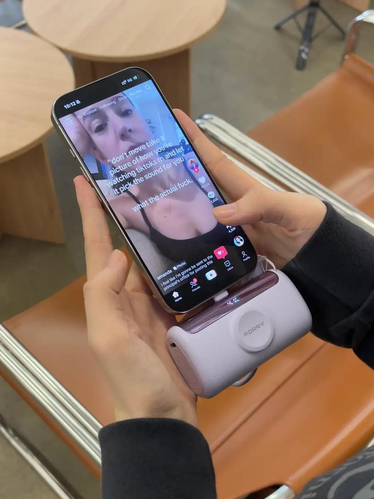 画像: USB-C端子一体型設計(出力最大22.5W/入力18W)