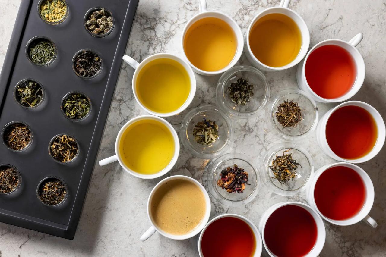 画像: ・コーヒー各種 ・紅茶：JING TEA 4種 ・ハーブティー：KUSMI TEA 4種 ・中国茶：遊茶　4種 ・ジャパニーズティー：レイヴ・エステート／グリーンティ五島　6種