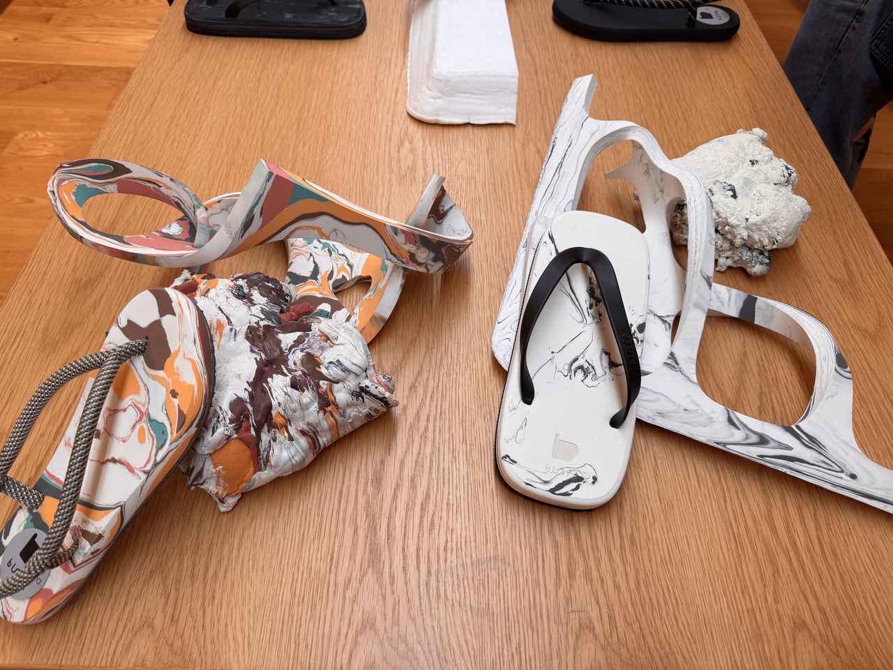 画像2: 浮遊するような歩き心地。神戸のラバー技術が贈る“究極の日常着”