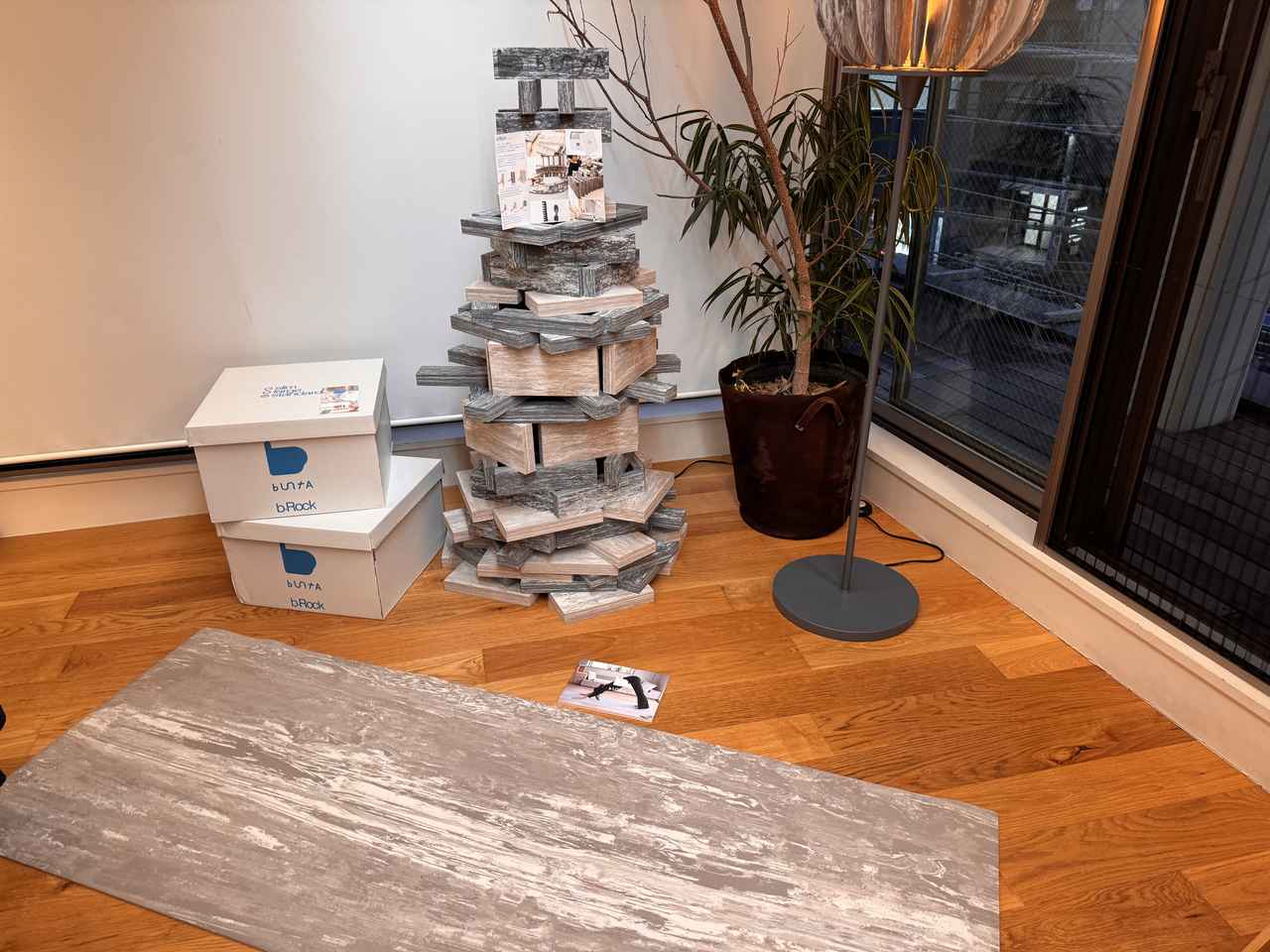 画像1: 浮遊するような歩き心地。神戸のラバー技術が贈る“究極の日常着”