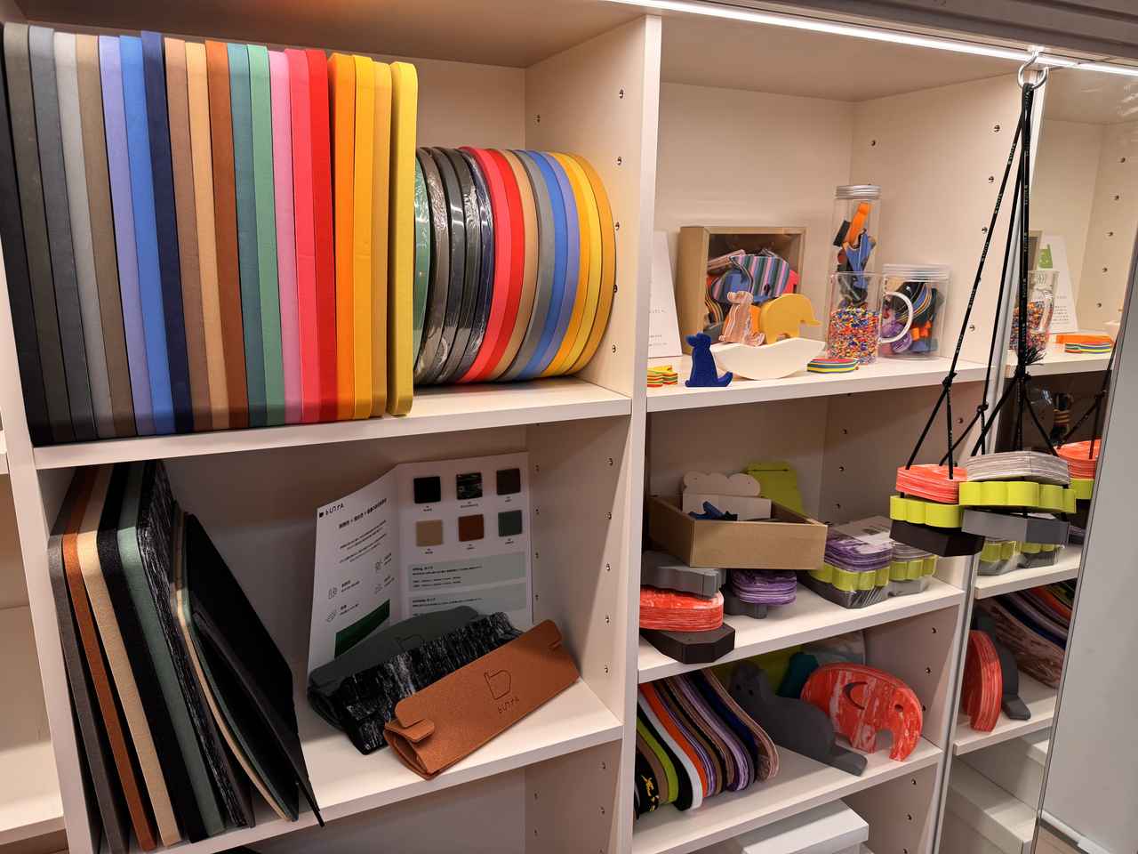 画像: サウナマットとして使用できるよう、高耐熱・軽量設計のエアラバー素材を開発。水洗い可能で乾きやすく、コンパクトに持ち運べる実用性。カラーリングも魅力。