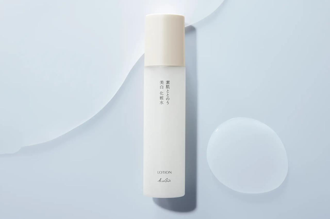 画像: ◇美白※1・肌荒れ防止で、透明感※2の土台※3を整える薬用化粧水 商品名：KuSu ホワイトニングモイストローション［医薬部外品］ 容　量：120mL／価格：4,620円（税込） 特　長：有効成分3種配合。とろみのある濃厚なテクスチャーで、うるおいと透明感※2を与えます