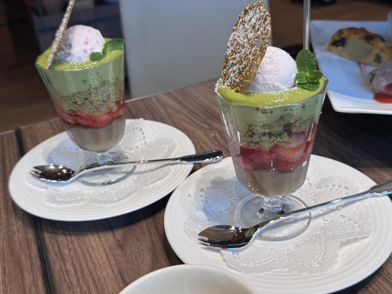 画像: ＜ミニデザート＞ ほうじ茶プリンと苺のコンフィチュール　煎茶エスプーマのパフェ ※別途1,000円の追加料金がかかります。※無くなり次第終了となります。