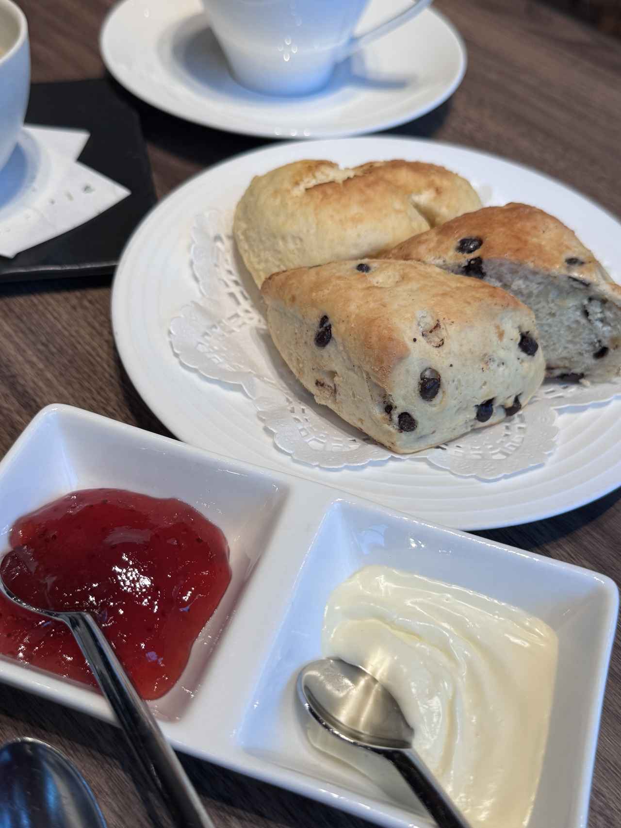 画像: ＜スコーン＞ プレーンスコーン／クロテッドクリーム、苺ジャム