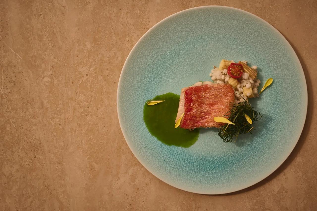 画像: 下田産金目鯛のウロコ焼き バジルソース