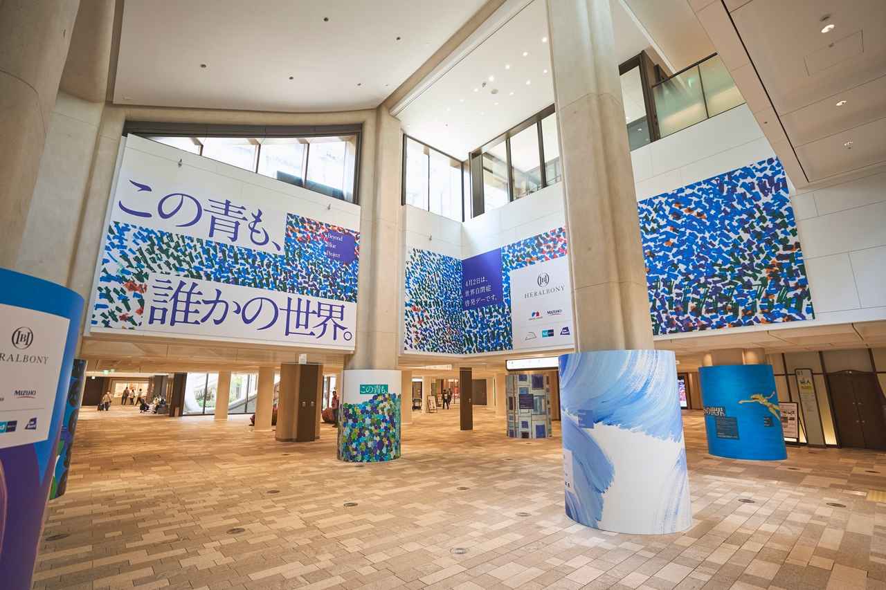 画像: 東京各地が“青のアート空間”に変わる