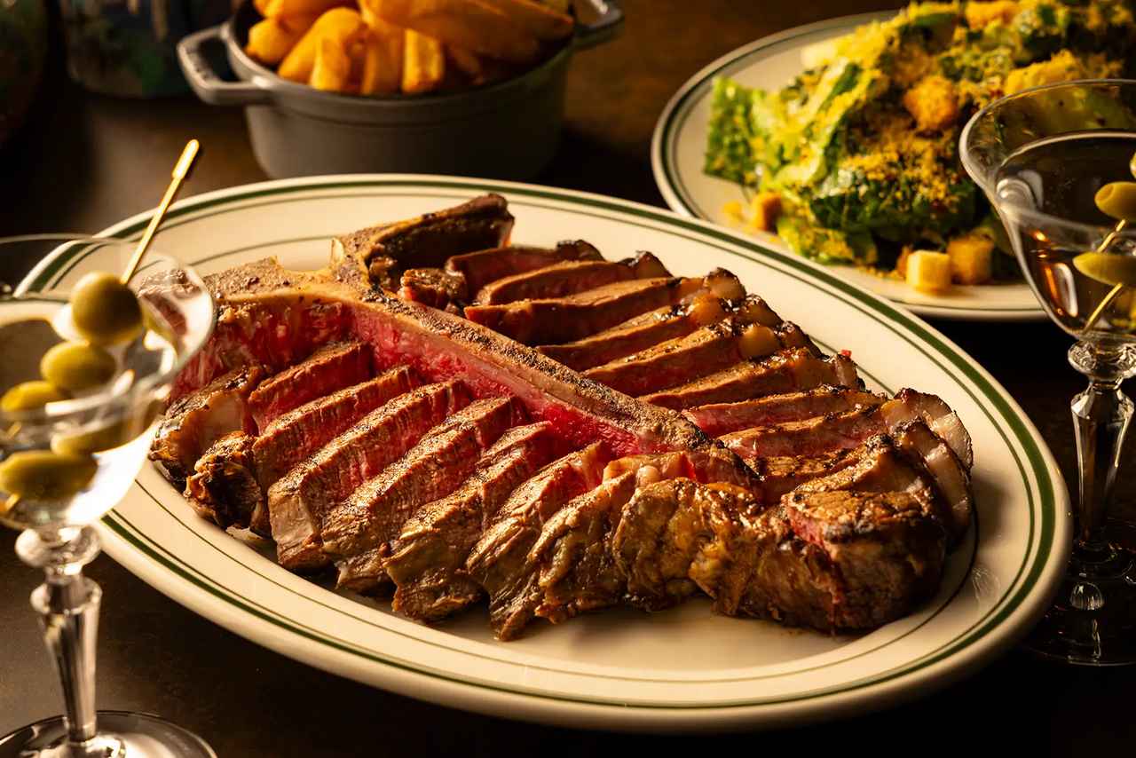 画像: “本場の臨場感”をそのまま新宿へ。月に一度通いたくなるステーキハウス