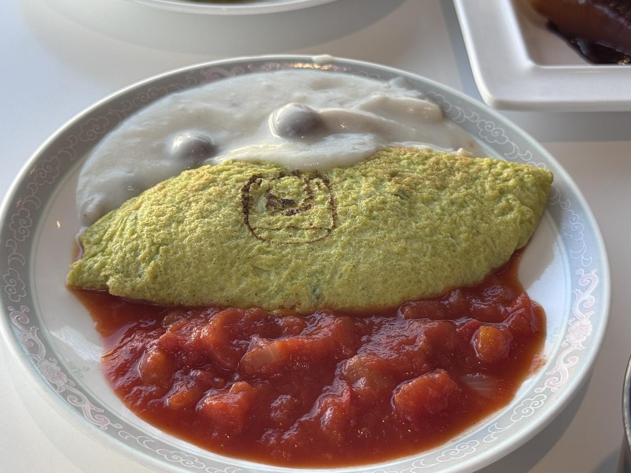 画像: ほうれん草のピューレとざく切りキャベツが入ったグリーンオムレツは”ぐんまちゃん”の焼き印入り。