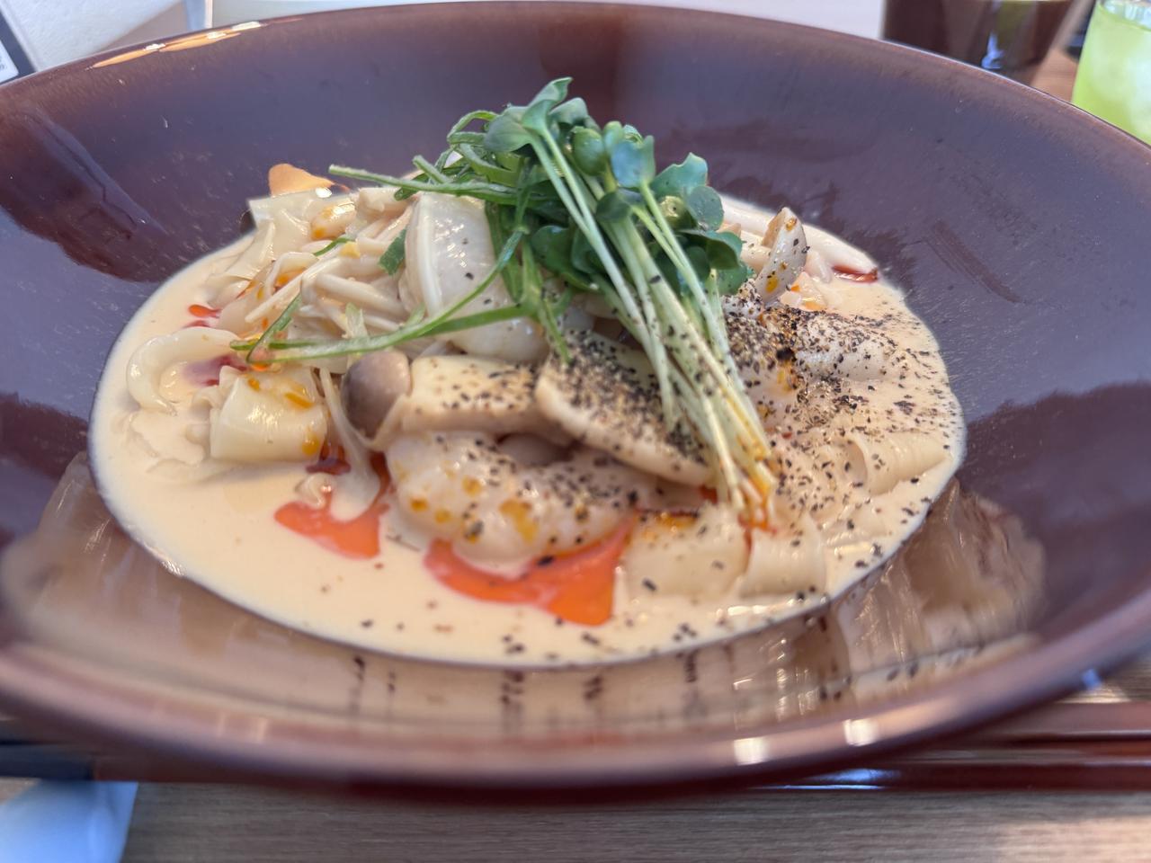 画像: 海老とキノコの辣油クリーム和え麺 刀削麺 ￥1,800