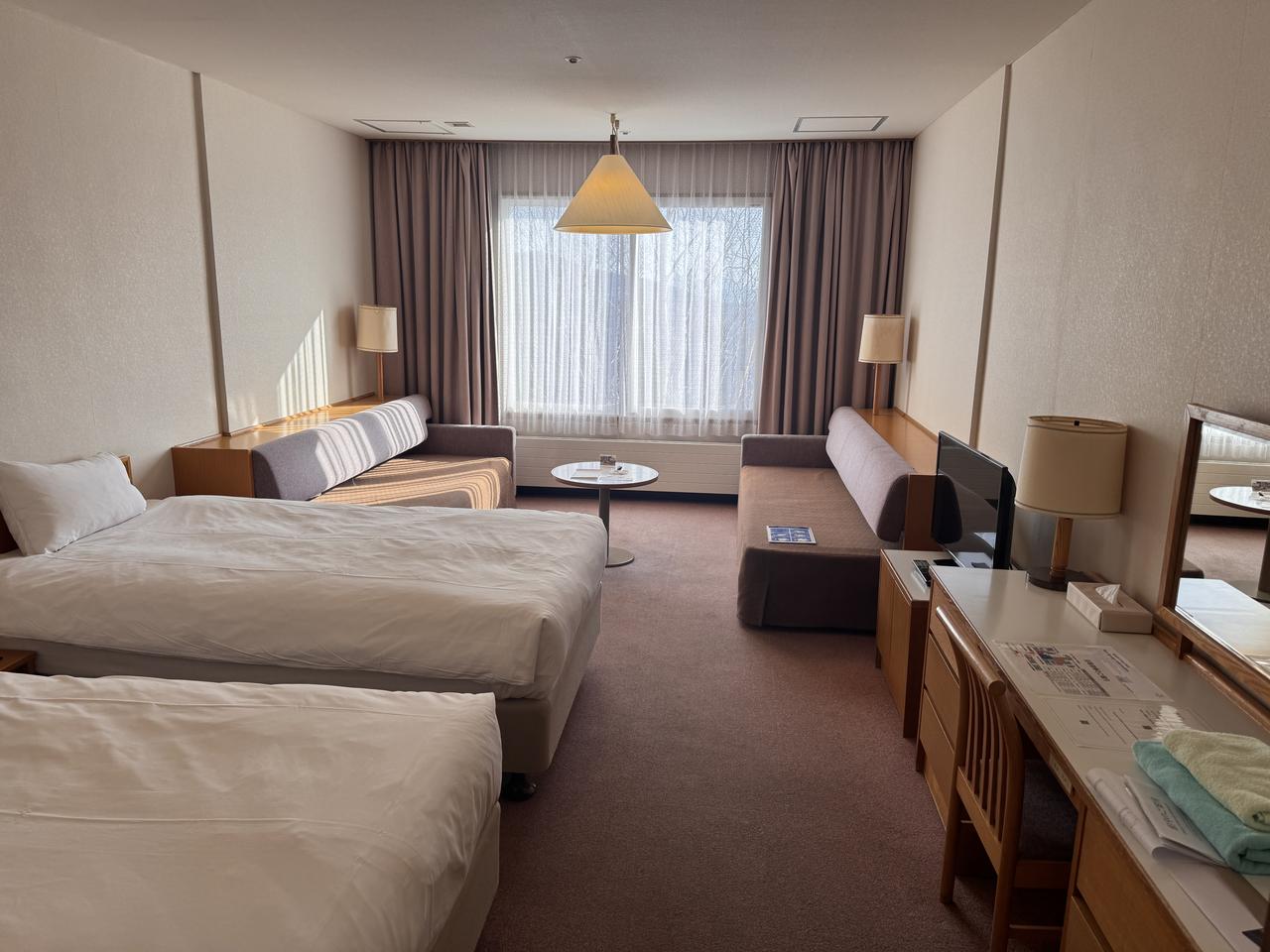 画像: 本館ファミリールーム（定員：1~4名）  ツーベット、ツーソファーベットでみんなでワイワイ楽しく滞在できる部屋  www.princehotels.co.jp