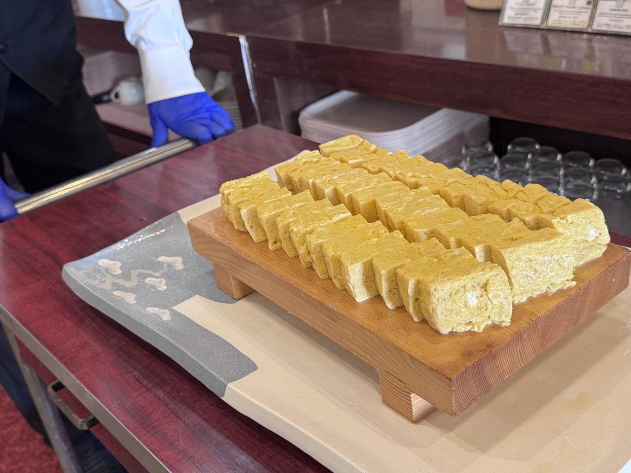 画像: ワゴンでサービスされるふわふわのだし巻き卵