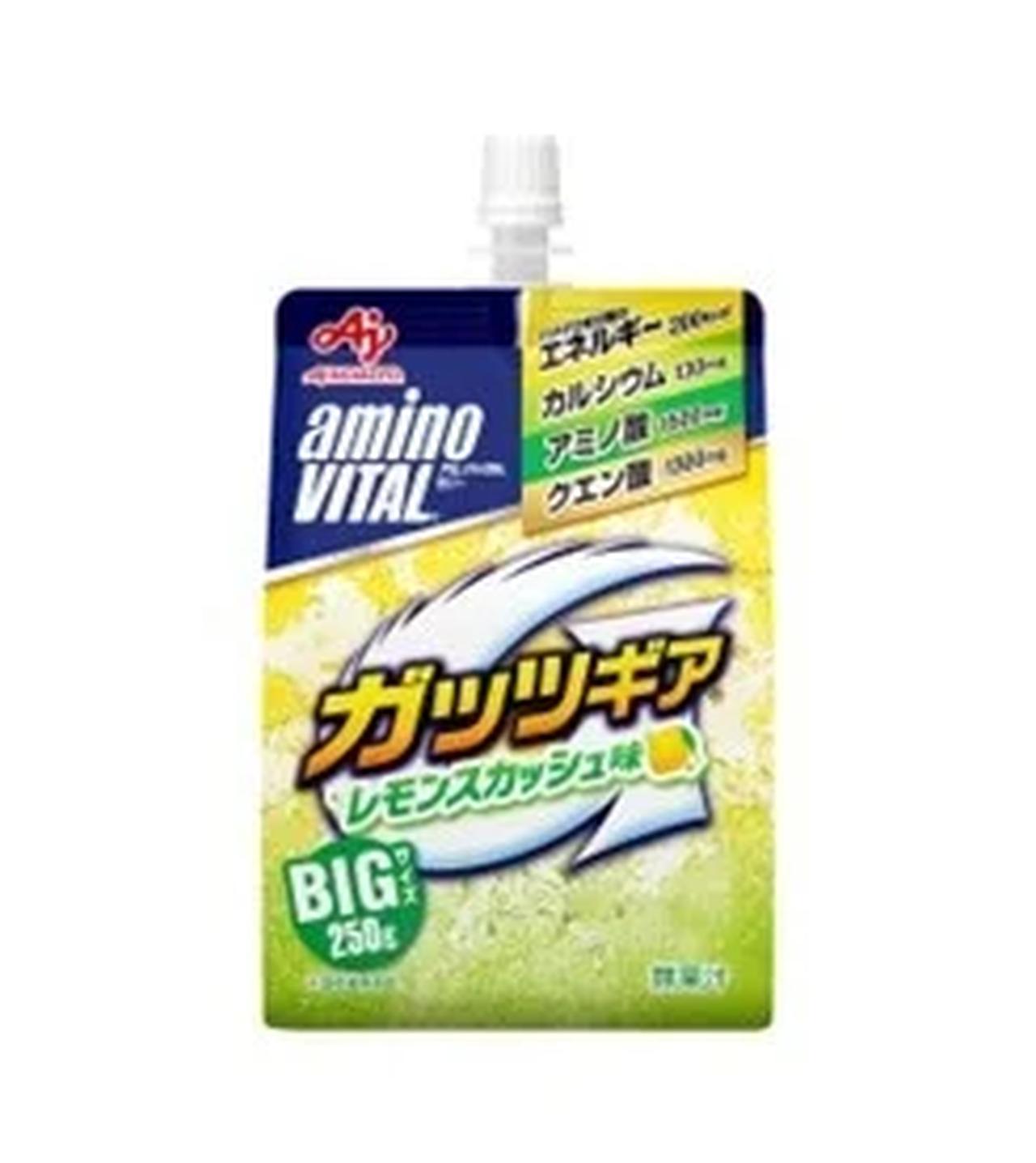 画像: 「アミノバイタル®」 ゼリードリンク ガッツギア® <レモンスカッシュ味>:250g 大切なエネルギー源となるアミノ酸1,500mgとからだづくりに大切なカルシウム130mg、もうひと頑張りをサポートするクエン酸1,300mgを配合したゼリードリンクです。満足できる大容量250gタイプで、1袋でバナナ2本分強(200kcal)のエネルギー。 高校生や大学生に好まれるレモンスカッシュ味で、運動時やリフレッシュしたいときにおすすめです。