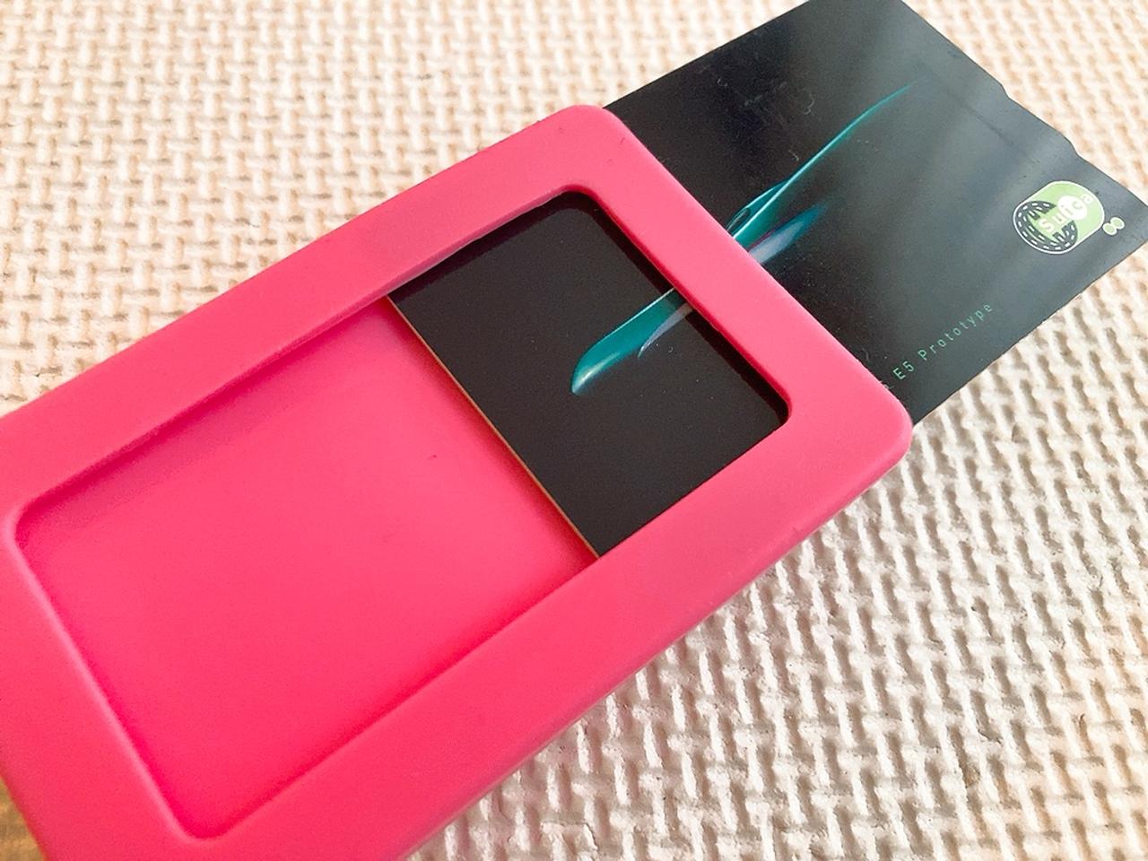 画像: 裏面にカードがぴったり入る、カラフルなケースも可愛い♡