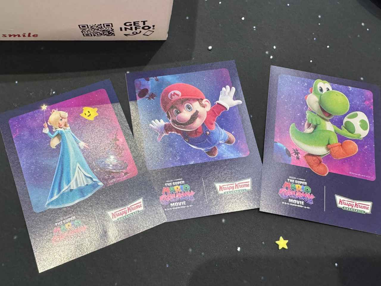 画像: 『スーパーマリオコラボBOX購入者限定ステッカー』 ギャラクシー ダズンハーフ（6個）を購入で１箱につき1枚コラボステッカーを店頭にてプレゼント。 ステッカーのデザインは全3種でランダムに配布いたします。 【配布期間】2026年4月8日（水）～　なくなり次第終了 【配布条件】ギャラクシー ダズンハーフ（6個）を店頭にてお買い上げの方 （QOピックアップも含む）