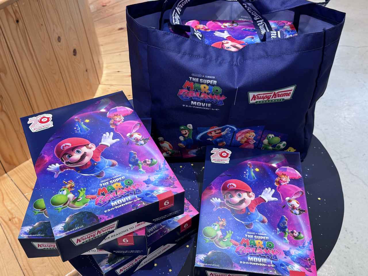 画像: 『コラボ エコバッグ』 【販売期間】2026年4月8日（水）～※なくなり次第終了 【販売価格】1,980円 【販売店舗】クリスピー・クリーム・ドーナツ全店舗（KKD店舗以外の一部小売店及び催事を除く。）