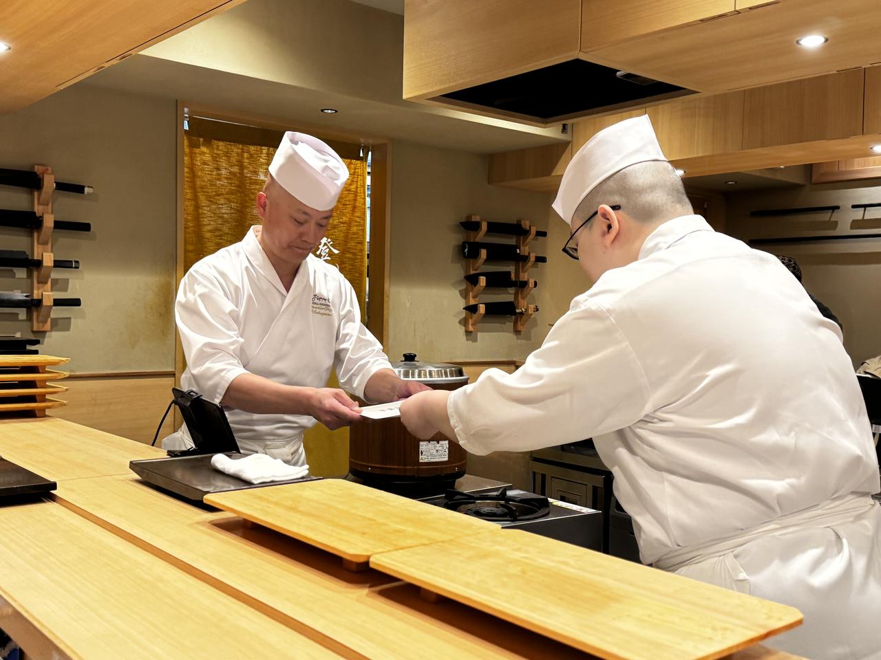 画像: 卒業証書授与（坂上親方より）