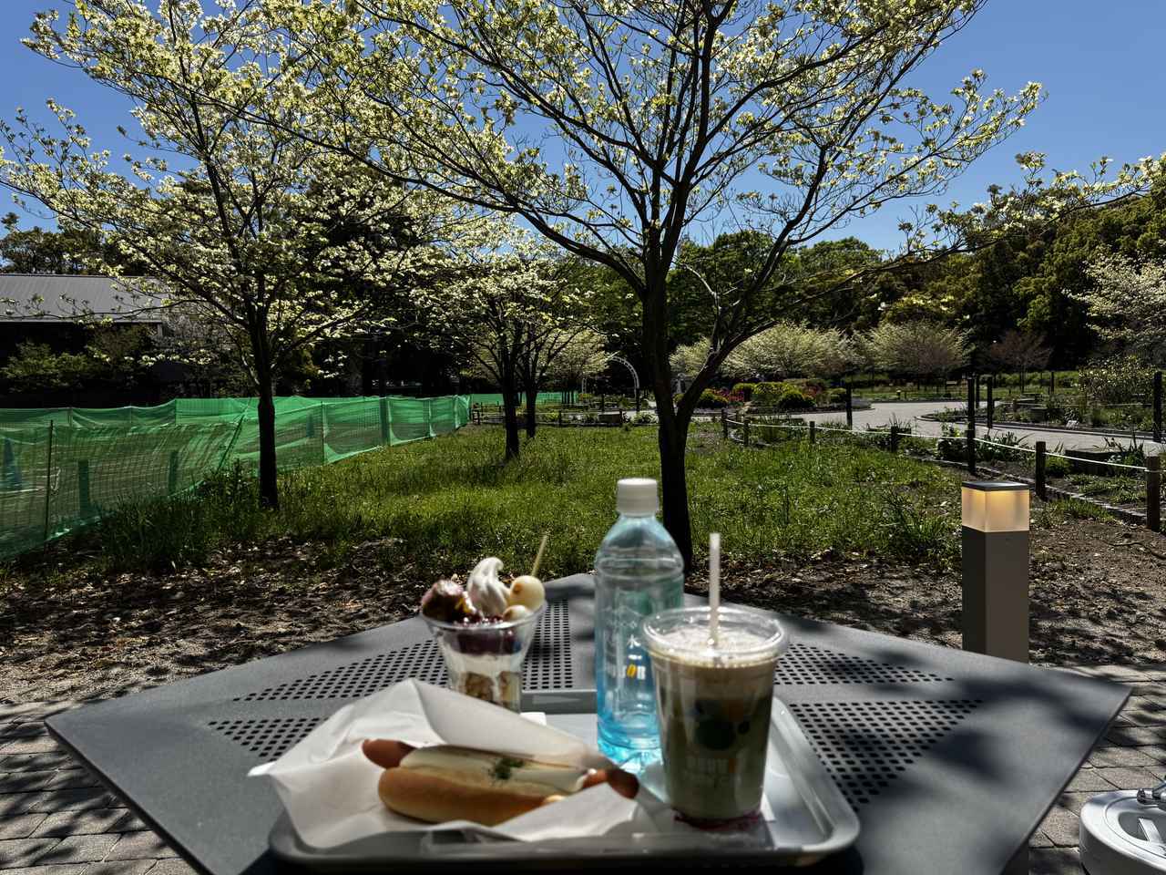 画像1: ワンちゃん連れにも嬉しい、テイクアウト窓口を併設