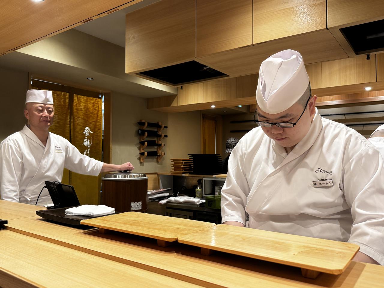 画像: 傍で見守る「鮨銀座おのでら」統括総料理長坂上暁史親方