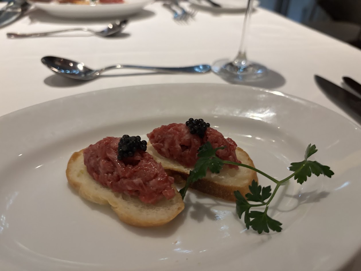 画像: AMUSE : キャビアと黒毛和牛のタルタルステーキ