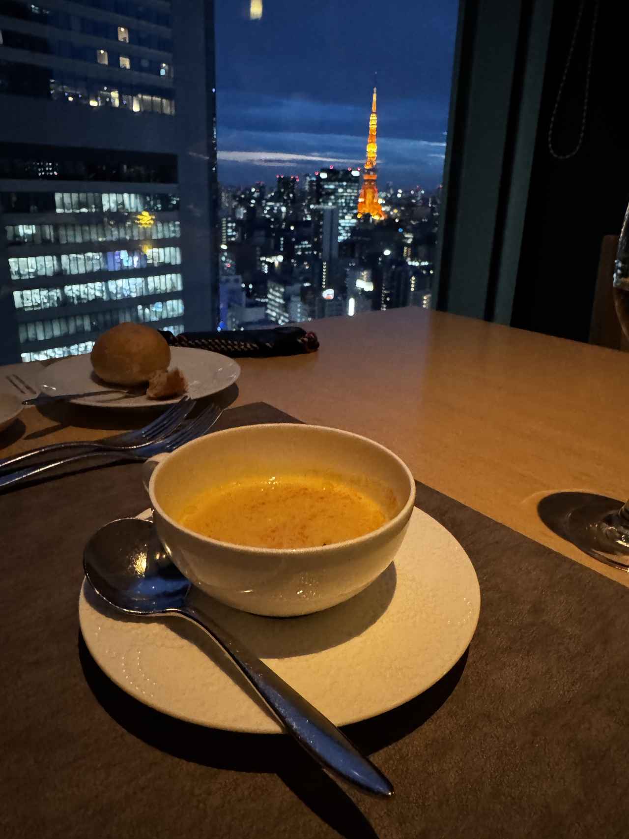 画像: サフラン香るムール貝のスープで、春の余韻を深めて